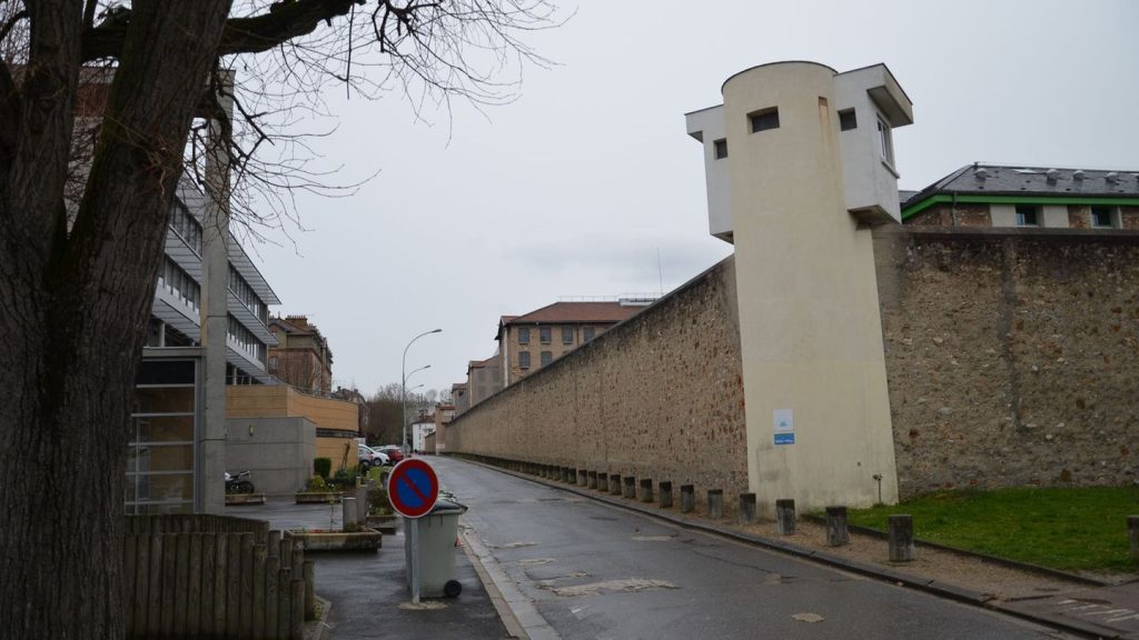 Import aus China: Frankreichs Polizei beschlagnahmt Mini-Handys hinter Gittern