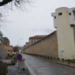 Import aus China: Frankreichs Polizei beschlagnahmt Mini-Handys hinter Gittern