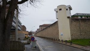 Import aus China: Frankreichs Polizei beschlagnahmt Mini-Handys hinter Gittern