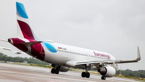 Flughafen Paderborn-Lippstadt: Heck von Eurowings-Maschine prallt bei Landung auf