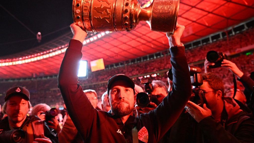 VfB-Partynacht nach Pokalsieg: Selbst mit DFB-Pokal: Hoeneß zweifelt an Berghain-Zutritt