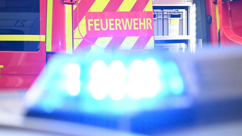 Feuerwehr: Feuer in Mehrfamilienhaus: achtjähriges Kind verletzt