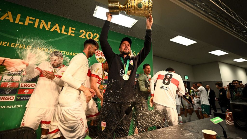 Nach DFB-Pokalsieg: Sektdusche für Hoeneß: VfB-Spieler stürmen Pressekonferenz