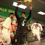 Nach DFB-Pokalsieg: Sektdusche für Hoeneß: VfB-Spieler stürmen Pressekonferenz