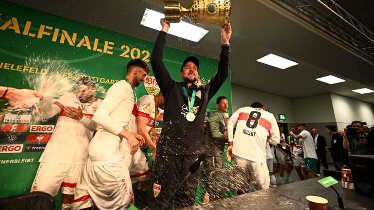 Nach DFB-Pokalsieg: Sektdusche für Hoeneß: VfB-Spieler stürmen Pressekonferenz
