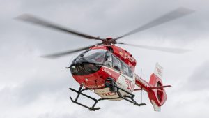 Landkreis Dithmarschen: Segelmast fällt auf Frau - Rettungshubschrauber im Einsatz