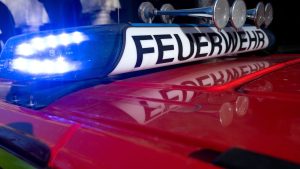 Feuerwehreinsatz: Dachstuhl von Bäckerei in Flammen