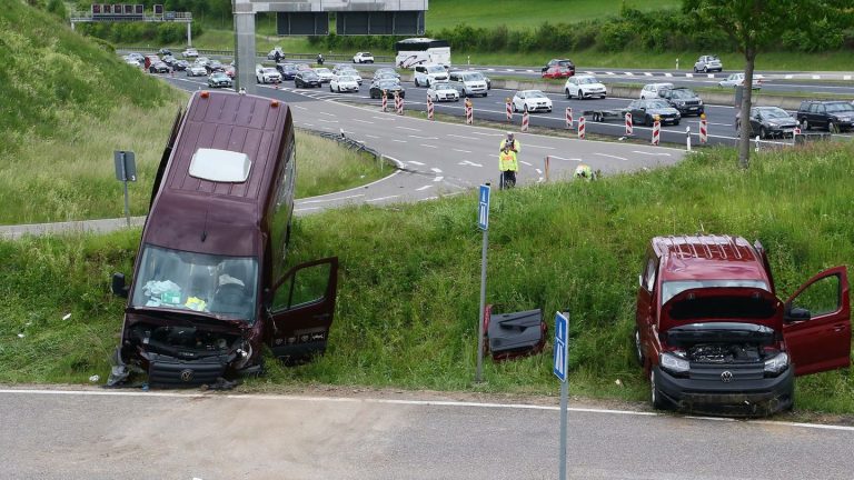 Rettungshubschrauber: Zehn Verletzte nach Auffahrunfall an der A8