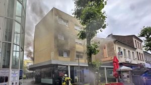 Brand: Feuerwehr rettet zehn Erwachsene und zwei Kinder mit Leitern