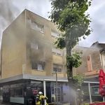 Flammen: Feuerwehr rettet zehn Erwachsene und zwei Kinder mit Leitern