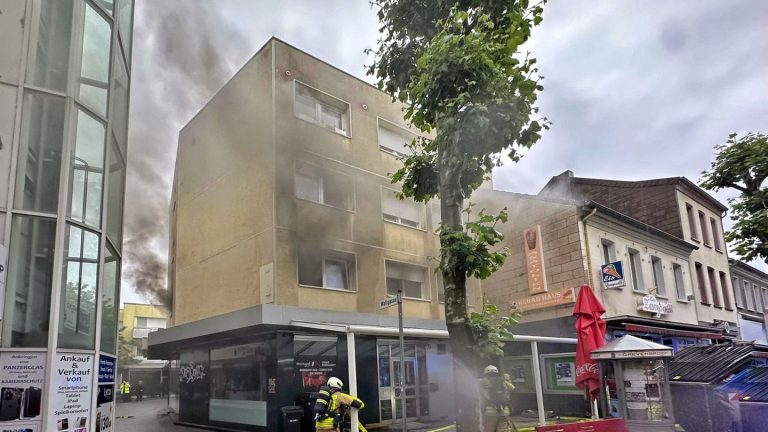 Flammen: Feuerwehr rettet zehn Erwachsene und zwei Kinder mit Leitern