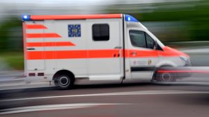 Unfall auf der Autobahn: Zu schnell auf nasser Autobahn: vier Verletzte nach Unfall