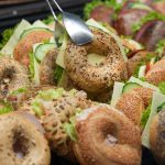 Mahlzeit zwischen den Regalen: Essen in Geschäften ist im Trend