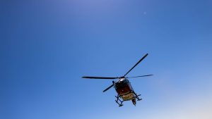 Notfall: Auto prallt gegen Mauer - Junge mit Fahrrad schwer verletzt