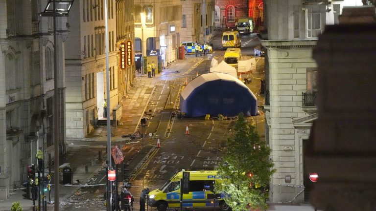Meister-Parade: Auto fährt in Liverpool-Fans: Suche nach Hintergründen