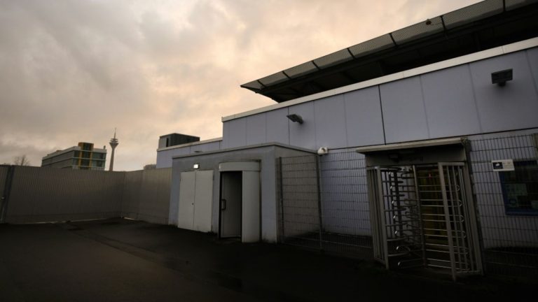 Prozess um Messeranschlag von Solingen mit drei Toten beginnt in Düsseldorf