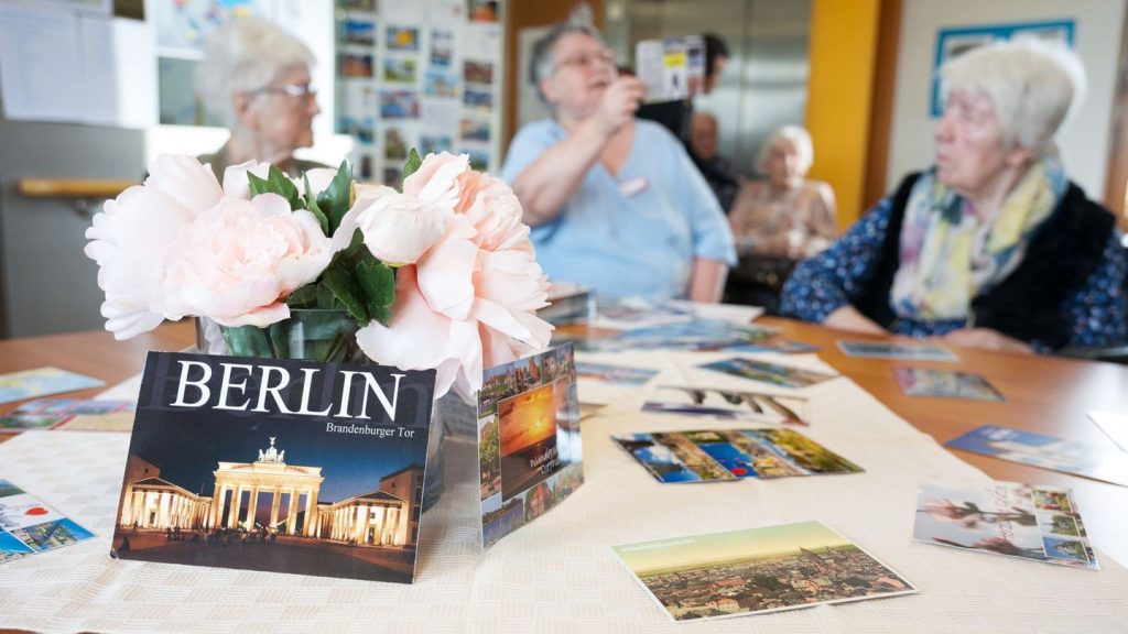 Aus der ganzen Welt: "Liebe Bewohner": Postkartenflut für Senioren