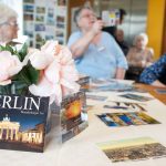 Aus der ganzen Welt: "Liebe Bewohner": Postkartenflut für Senioren
