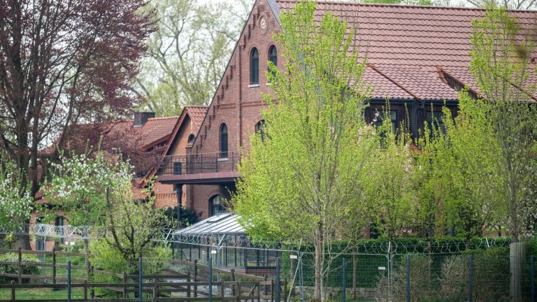 Ex-RAF-Terroristin vor Gericht: Gericht zieht für Klette-Prozess in umgebaute Reithalle