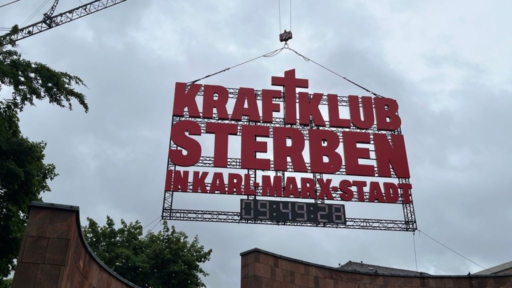 Kultur: Schriftzug in Chemnitz legt Kraftklub-Auftritt nahe