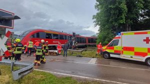Niederbayern: Nach Kollision mit Lkw beginnt Bergung der Regionalbahn