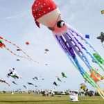 Drachenfest am Meer: Bunte Drachen schweben am Himmel über Norddeich