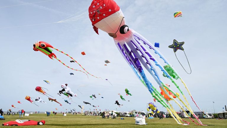 Drachenfest am Meer: Bunte Drachen schweben am Himmel über Norddeich