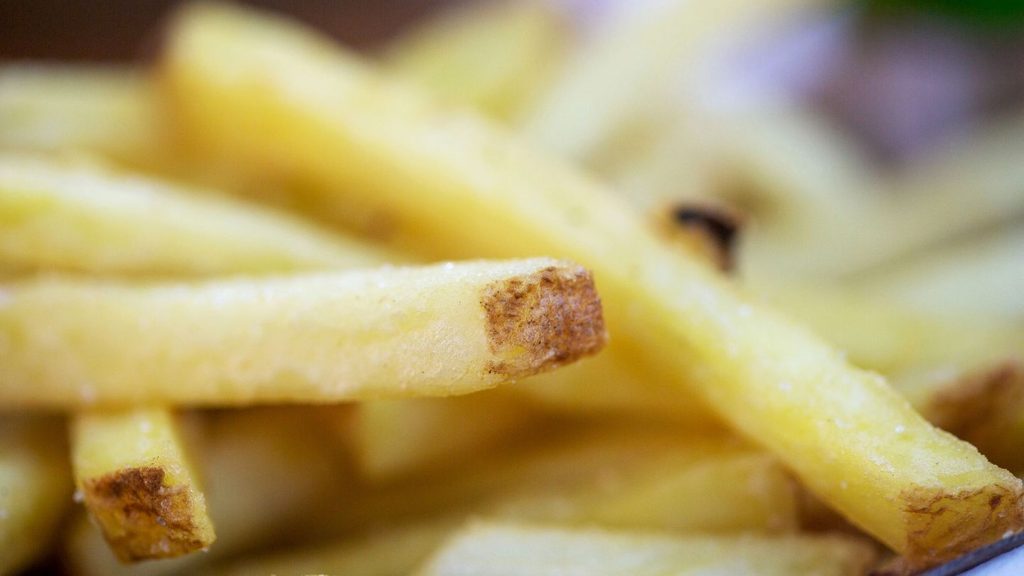 Unsichere Fahrweise: Pommes am Steuer - Mann gerät in Polizeikontrolle