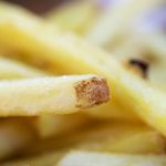 Unsichere Fahrweise: Pommes am Steuer - Mann gerät in Polizeikontrolle