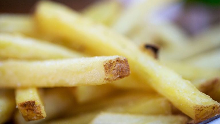 Unsichere Fahrweise: Pommes am Steuer - Mann gerät in Polizeikontrolle