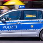 Unfall: Kleintransporter kracht gegen Straßenmast - zwei Verletzte