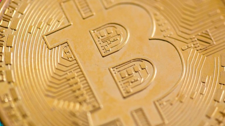 Kryptowährung: Bitcoin fängt sich nach Verlusten bei 106.000 US-Dollar