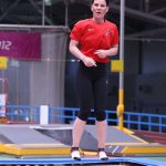 Ex-Außenministerin turnt: Wahrheit oder Pflicht: Baerbock macht Handstand bei Kebekus