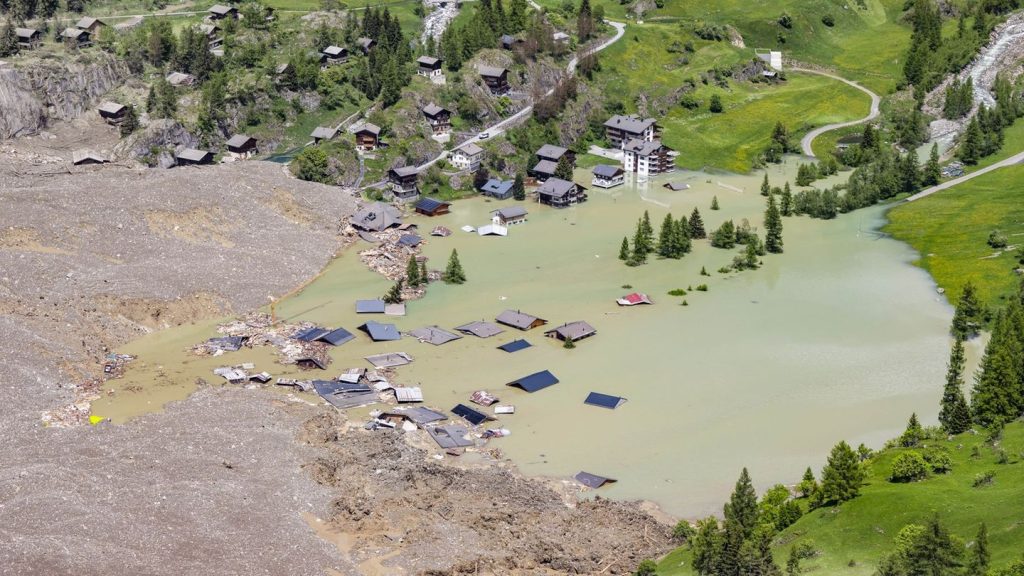 Unglück in Schweizer Alpen: Angst vor Flutwelle oder Gerölllawine: Menschen packen das Nötigste