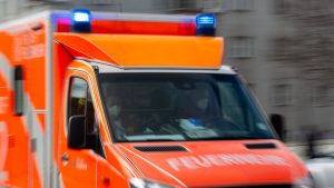 Mysteriöser Sturz: 30-Jährige stürzt aus drittem Stock - schwer verletzt