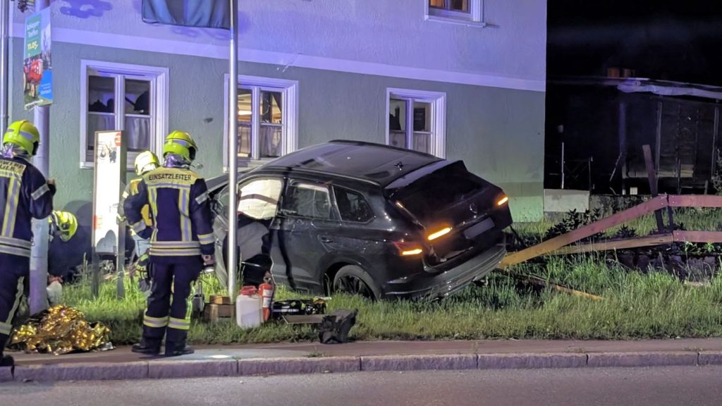 Landkreis Ravensburg: Auto prallt gegen Gasthaus-Wand - fünf Verletzte