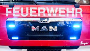 Hoher Schaden: Dachstuhlbrand in Leer – zwei Feuerwehrleute verletzt