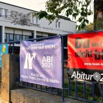 Meinung : Die Abitur-Plakate der Eltern vor den Schulen sind einfach nur peinlich