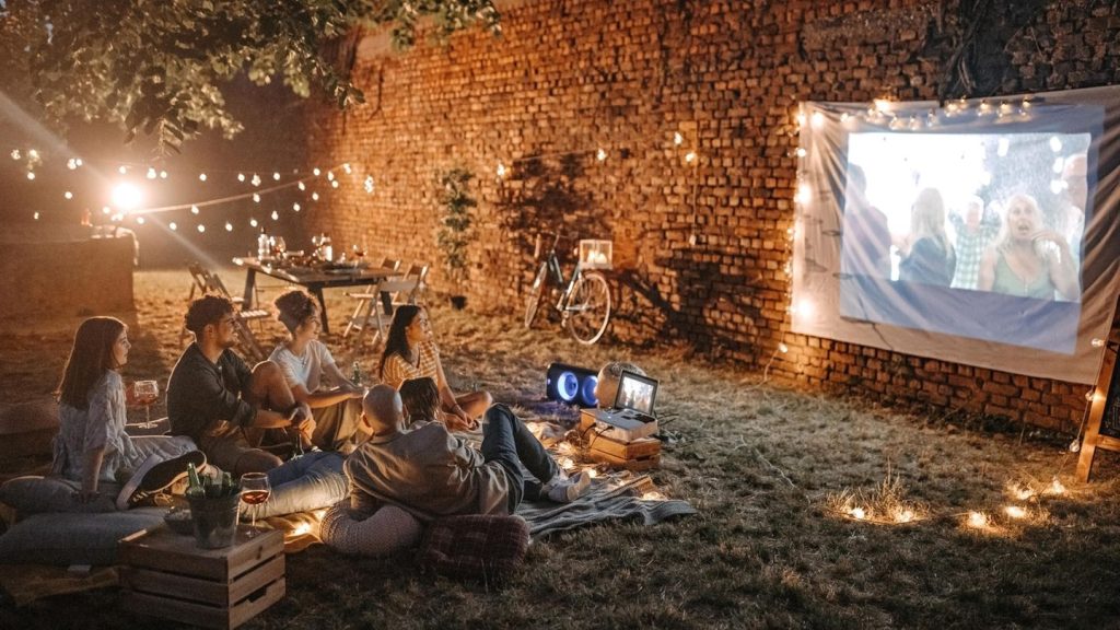 Heimkino: Beamer für draußen: So gelingt der Kinoabend im eigenen Garten