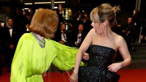 Leute von heute : Kleiderpanne in Cannes: Isabelle Huppert verhakt sich auf dem roten Teppich