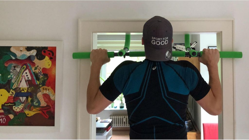 Krafttraining zu Hause: Klimmzugstangen für die Tür: Wie stabil sind mobile Fitnessgeräte?