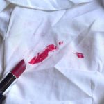 Fünf hilfreiche Mittel: So entfernen Sie Make-up-Flecken aus Ihrer Kleidung