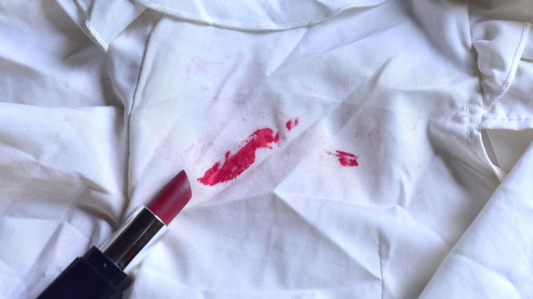 Fünf hilfreiche Mittel: So entfernen Sie Make-up-Flecken aus Ihrer Kleidung