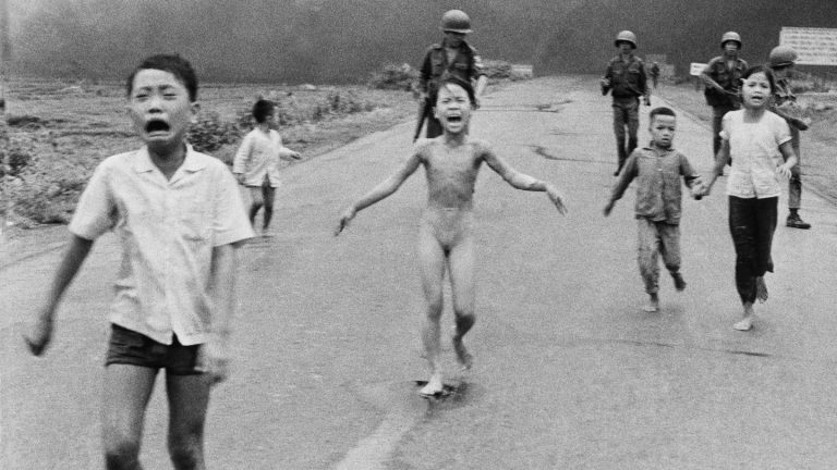 Vietnamkrieg: Zweifel an Urheberschaft: Wer fotografierte das "Napalm-Mädchen"?