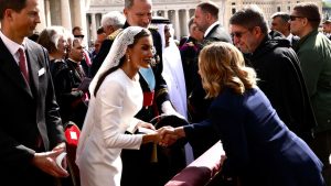 Privilegio del Blanco: Königin Letizia trägt Weiß im Vatikan – was diese Farbe bedeutet