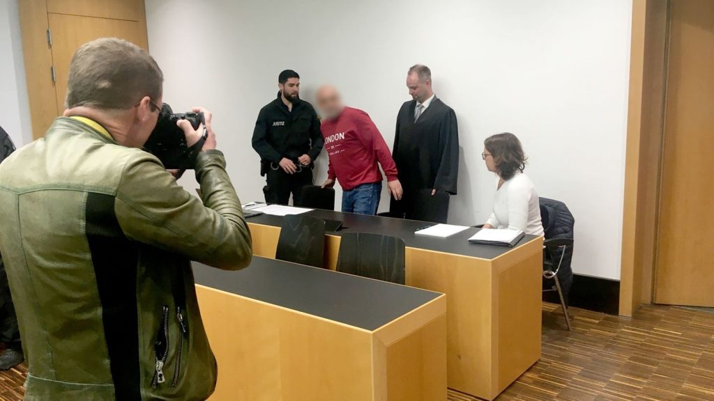 Prozess in Augsburg: Priester mit Nacktfotos erpresst: Angeklagter kommt glimpflich davon