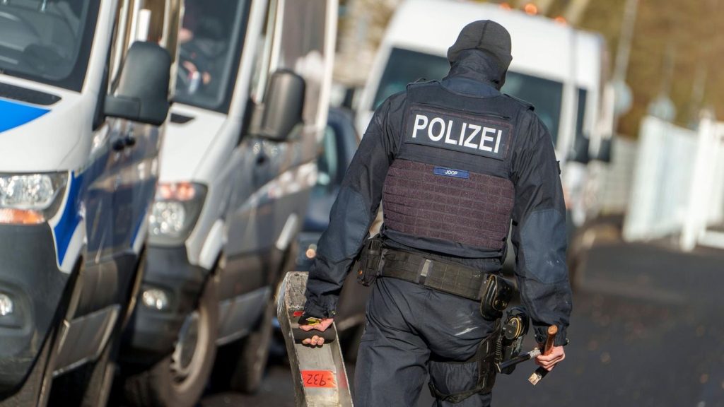 Razzien in drei Bundesländern: Mutmaßliche rechtsextreme Terrorzelle zerschlagen – fünf Verdächtige festgenommen