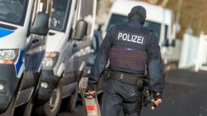 Razzien in drei Bundesländern: Mutmaßliche rechtsextreme Terrorzelle zerschlagen – fünf Verdächtige festgenommen