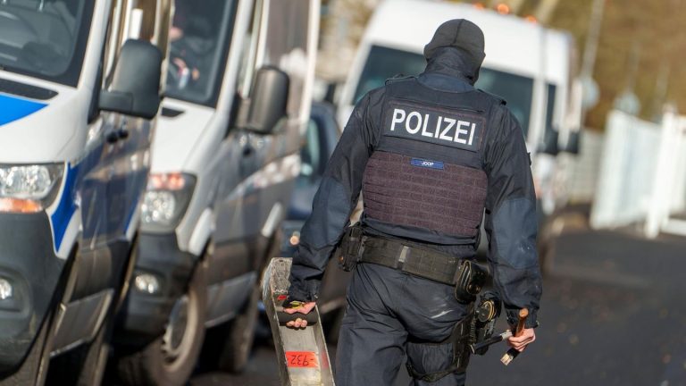 Razzien in drei Bundesländern: Mutmaßliche rechtsextreme Terrorzelle zerschlagen – fünf Verdächtige festgenommen