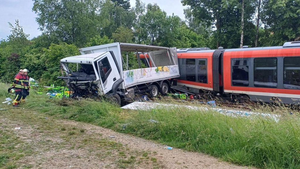 Mehrere Verletzte: Schwerer Unfall in Bayern: Regionalbahn und Lkw stoßen zusammen